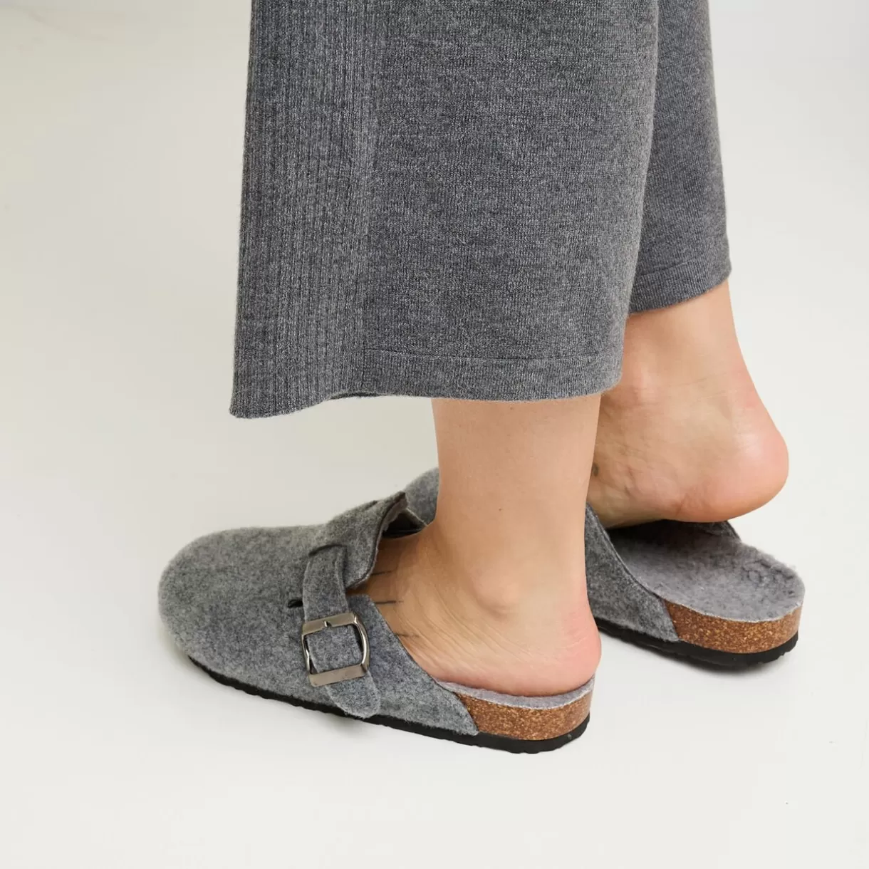 chaussons_mule_gris_3.webp Chaussettes / Chaussons | Chaussons / Chaussettes<ABRICOT CHAUSSONS MULE GRIS