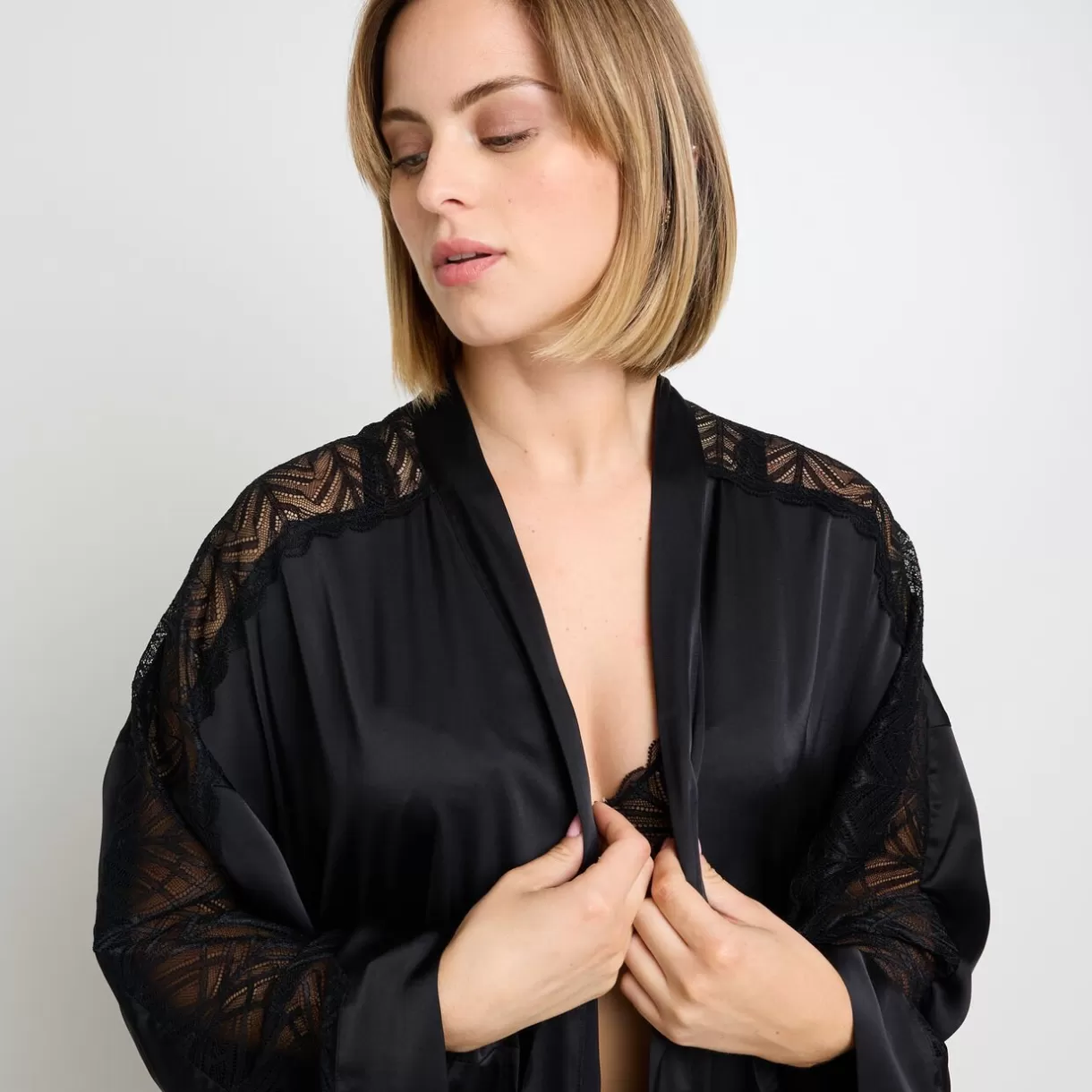 Lingerie De Nuit Sexy | Peignoir / Déshabillé / Gilet<FEMME KIMONO EN SATIN ET DENTELLE NOIR