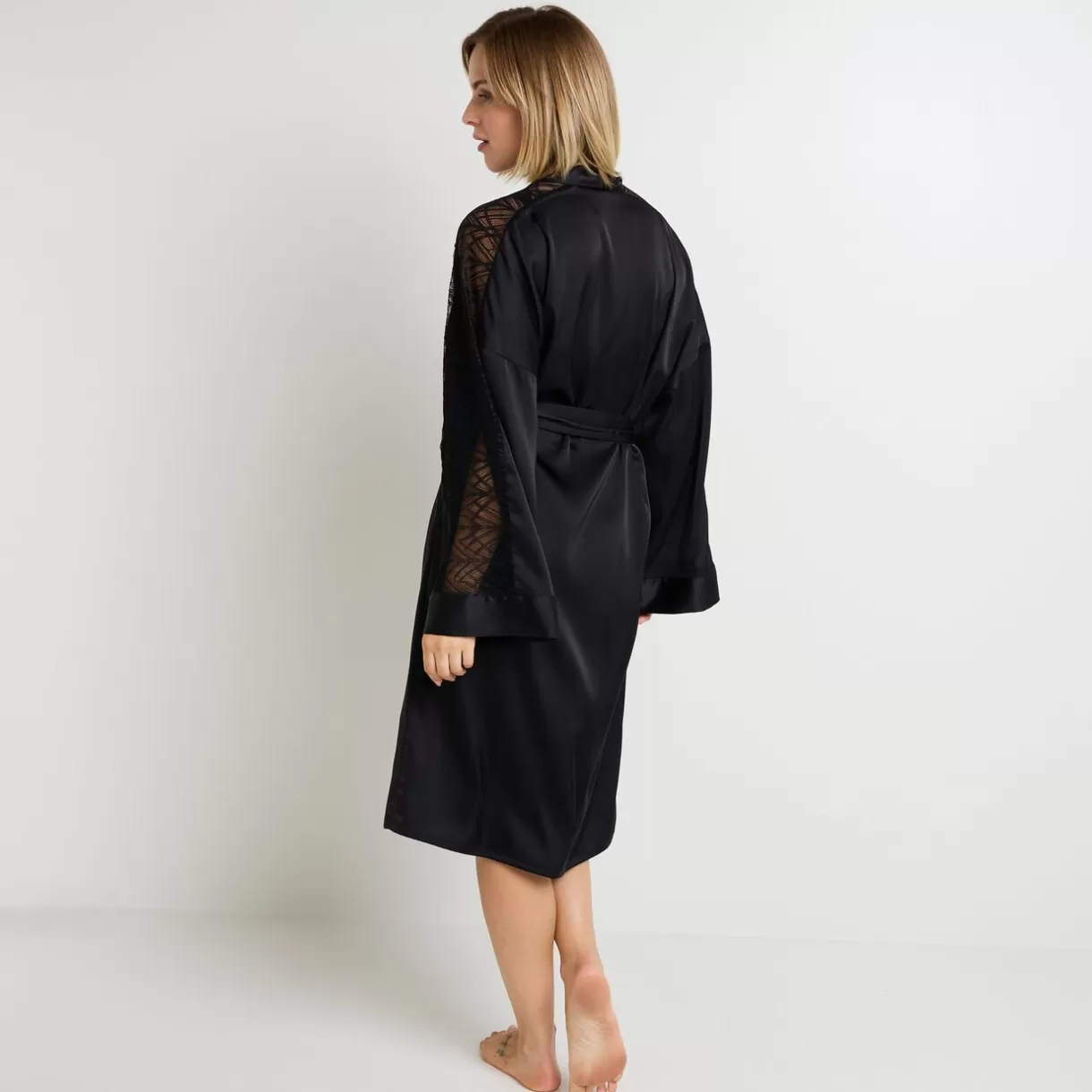 kimono_en_satin_et_dentelle_noir_3.webp Lingerie De Nuit Sexy | Peignoir / Déshabillé / Gilet<FEMME KIMONO EN SATIN ET DENTELLE NOIR