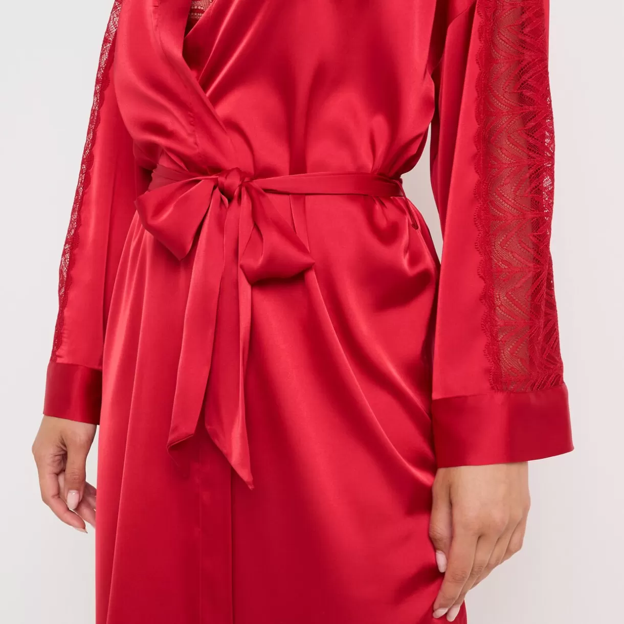 kimono_en_satin_et_dentelle_rouge_2.webp Lingerie De Nuit Sexy | Peignoir / Déshabillé / Gilet<FEMME KIMONO EN SATIN ET DENTELLE ROUGE