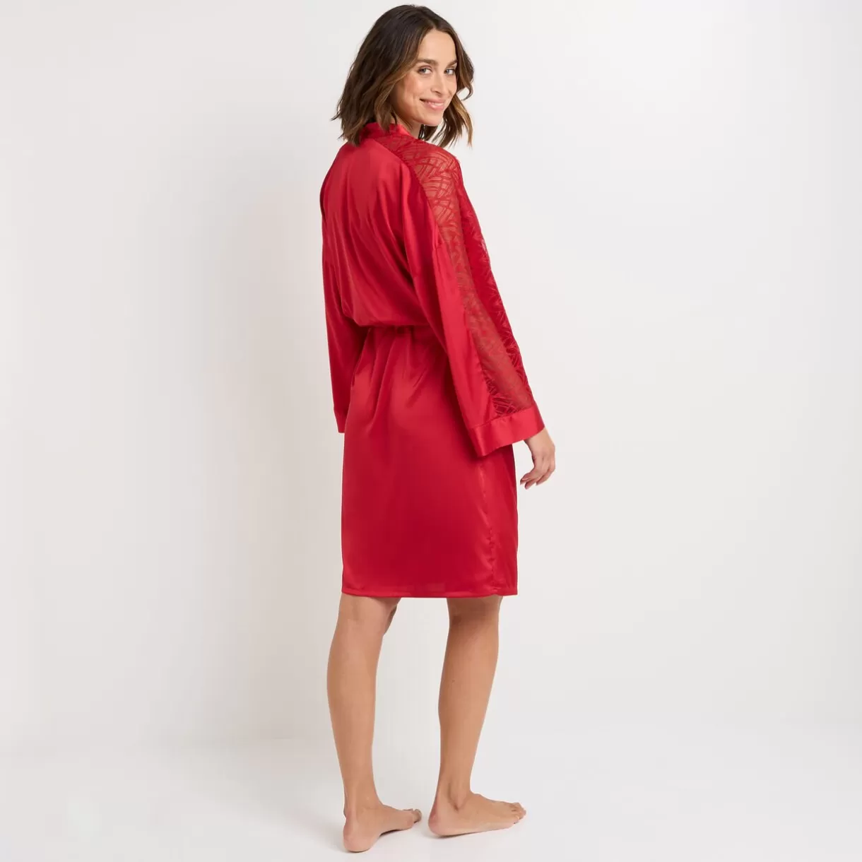 kimono_en_satin_et_dentelle_rouge_3.webp Lingerie De Nuit Sexy | Peignoir / Déshabillé / Gilet<FEMME KIMONO EN SATIN ET DENTELLE ROUGE