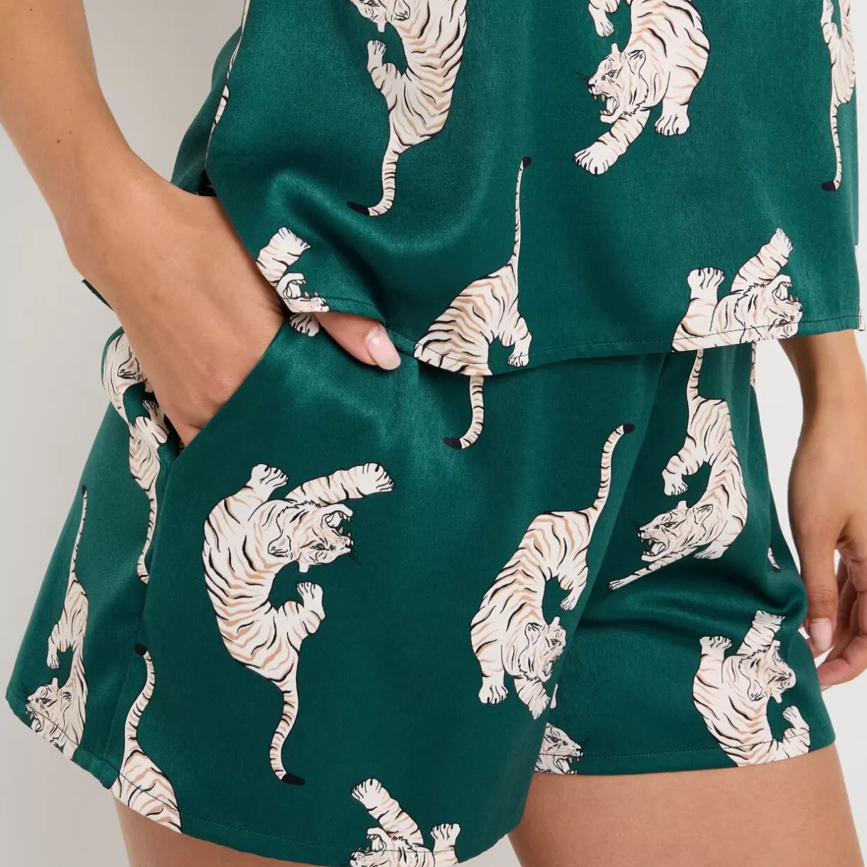Bas De Pyjama | Pyjama<GRAMMY SHORT SATIN IMPRIME TIGRE MULTICO VERT MULTICOVERT