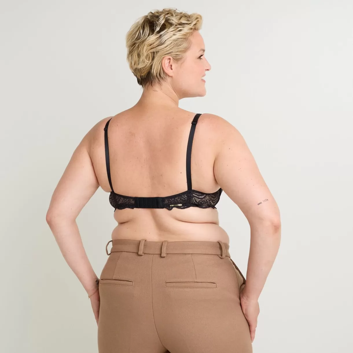 soutiengorge_postoperatoire_noir_4.webp Soutien-gorge Sans-armatures / Triangle | Poitrine Généreuse (bonnets E, F Et G)<DENTELLE SOUTIEN-GORGE POST-OPERATOIRE NOIR